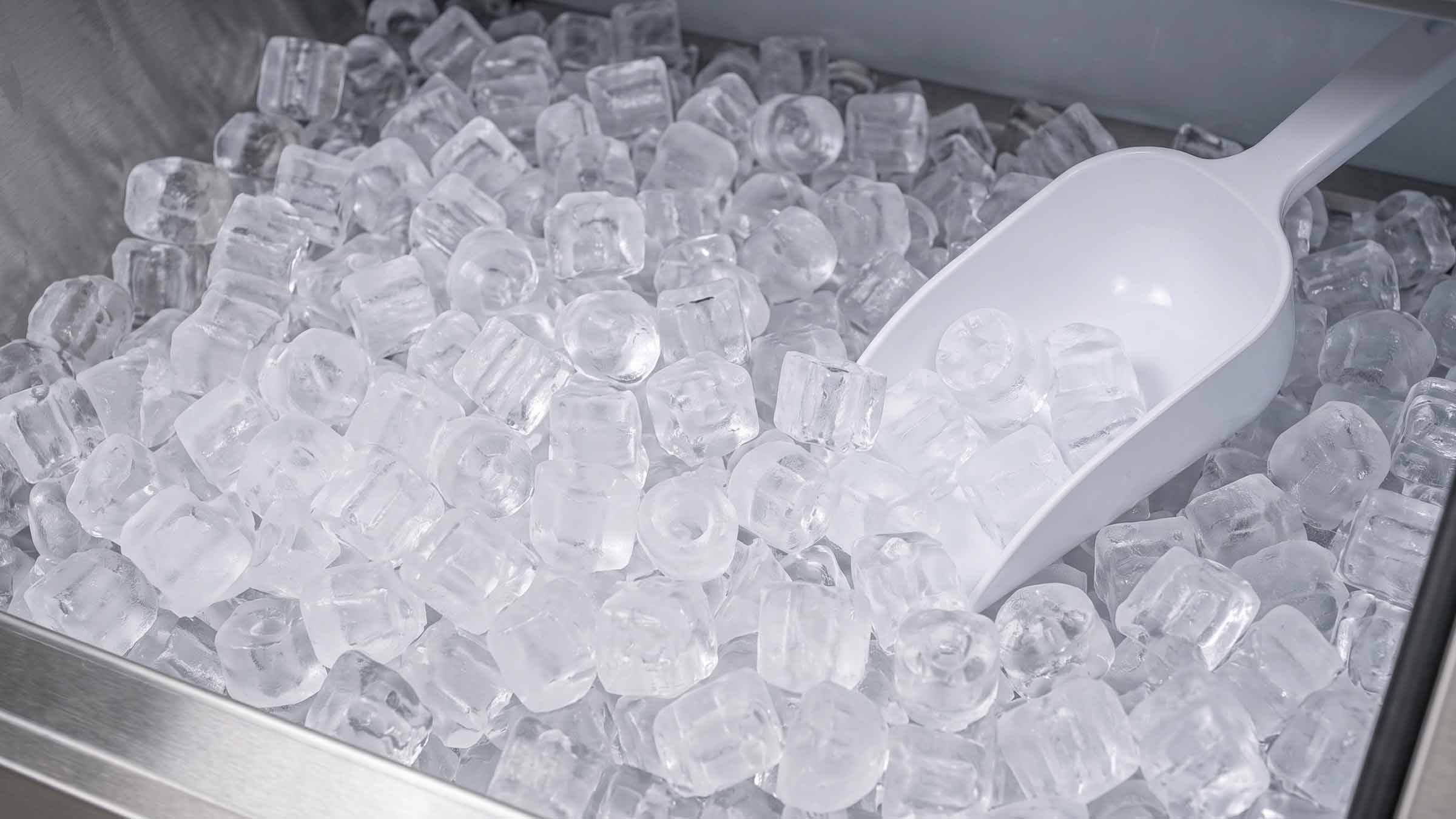 Eiswürfelmaschine im Einsatz an einer belebten Bar in Berlin