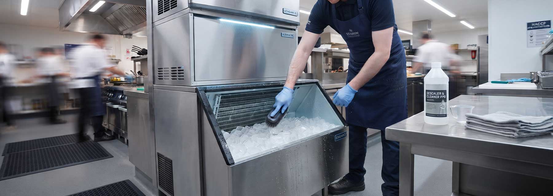 Regelmäßige Reinigung und Entkalkung einer Eiswürfelmaschine durch das Küchenpersonal
