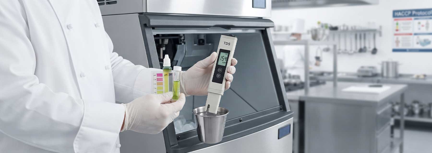 Prüfung der Wasserqualität und Hygiene an einer Eiswürfelmaschine in der Gastronomie