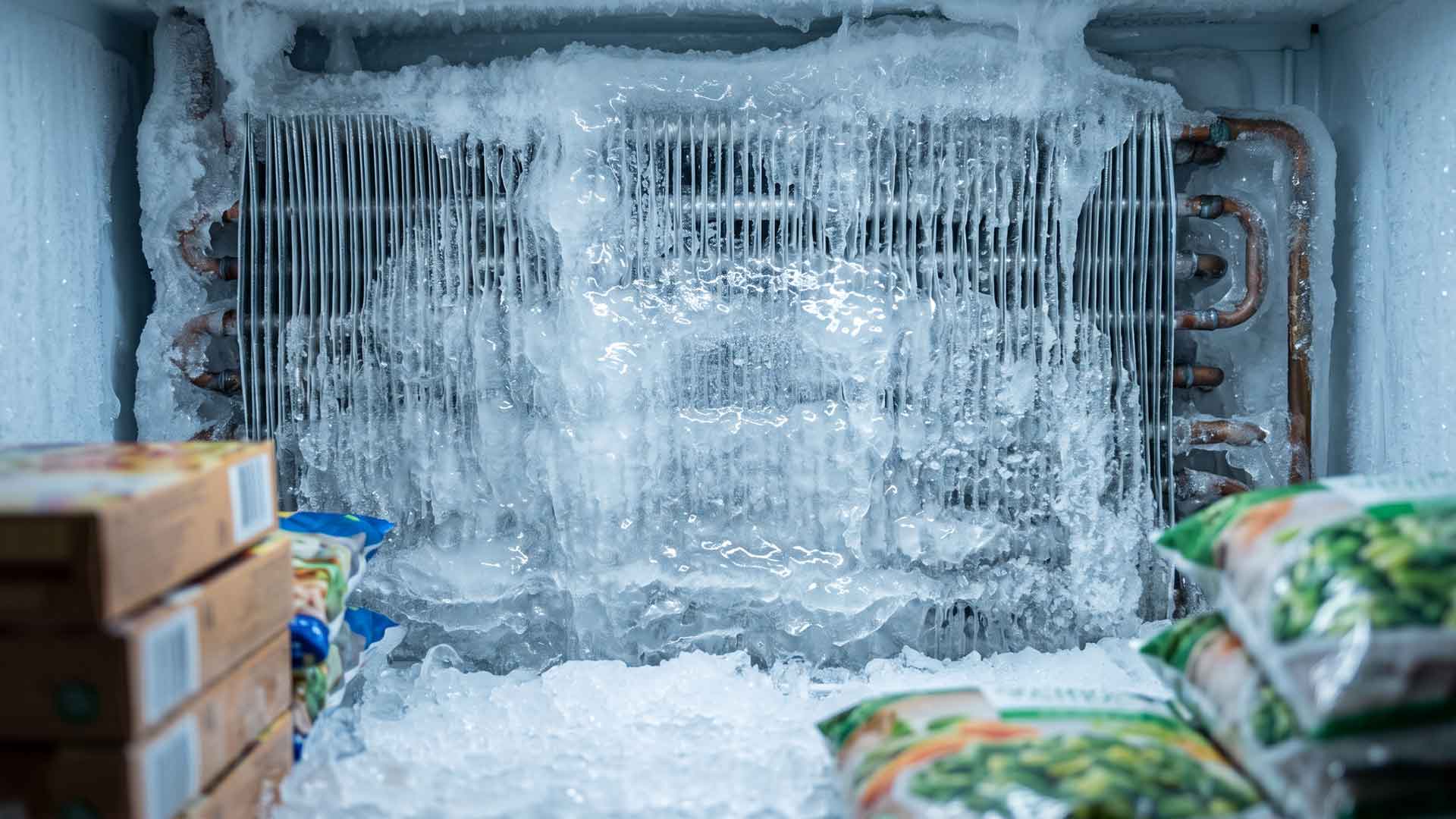 Stark vereister Verdampfer in einem Tiefkühlregal eines Berliner Supermarkts